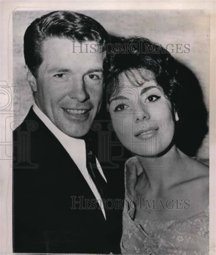 1961 Press Photo Actor Robert Horton, Singer Marilyn Bradley Wagon
