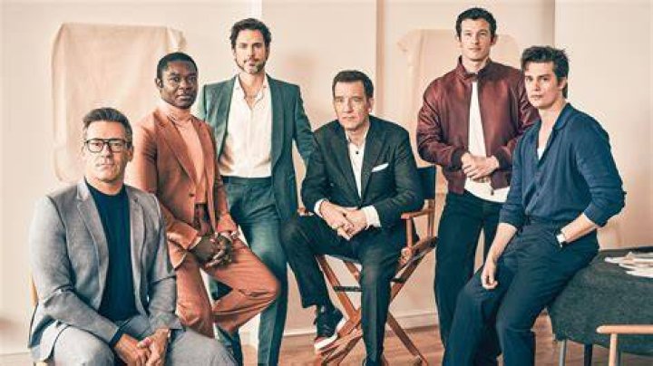 21 Actors With Their TV Families VS Their Real Families