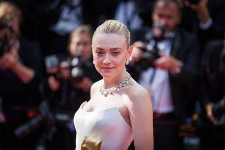 28 Famous Actresses in Their 20s Next Luxury