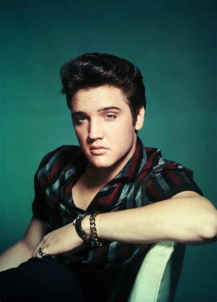 29 Handsome Pictures of Young Elvis Presley