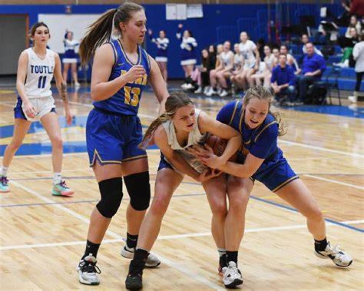 2B High School Girls Basketball Ilwaco sunk by Raymond in District