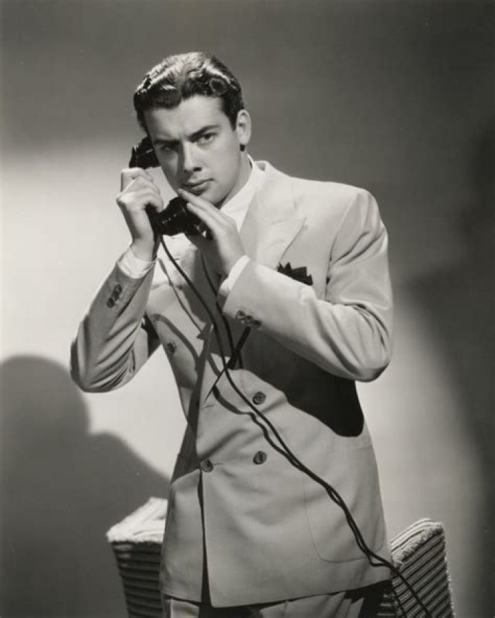 35 Handsome Portrait Photos of Farley Granger in the 1940s and ’50s
