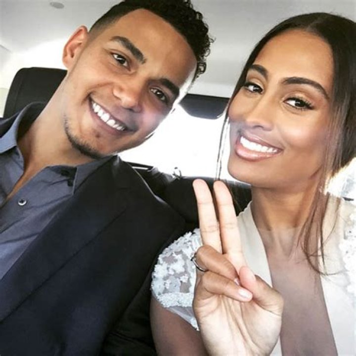 45+ Skylar DigginsSmith Husband Pictures Sky Image