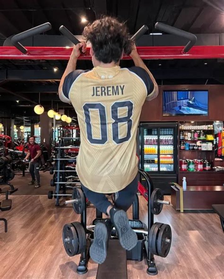 9 Potret Terbaru Jeremy Thomas yang Makin Macho di Usia 50 Tahun