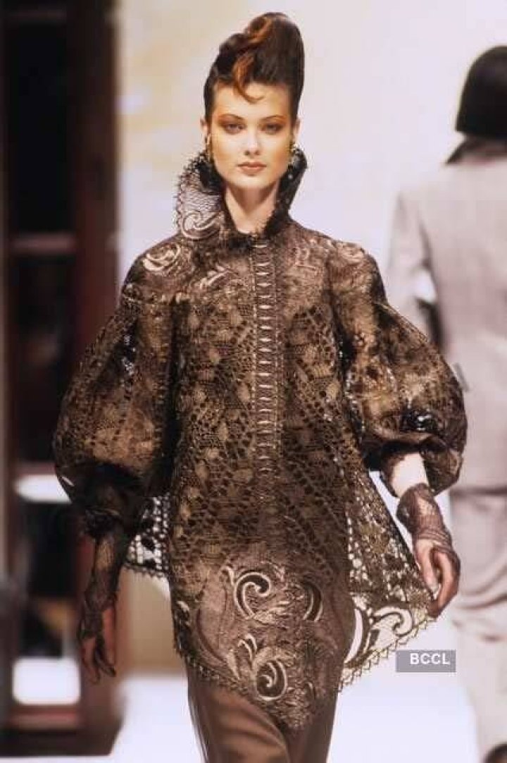 90s supermodel Shalom Harlow is back on the runway The Etimes