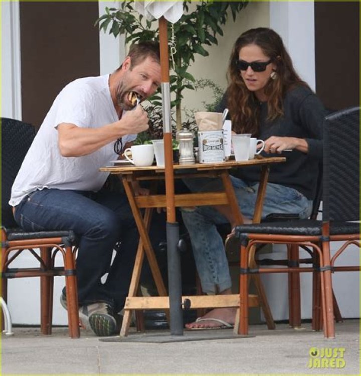 Aaron Eckhart Uses His Time Off to Enjoy Lunch with a Friend Photo