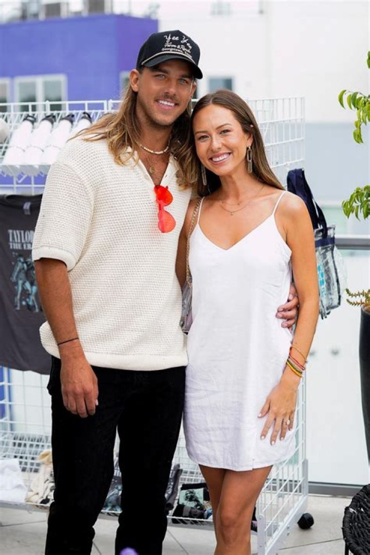 Abigail Heringer, Bachelor's First Deaf Contestant Bio, Age