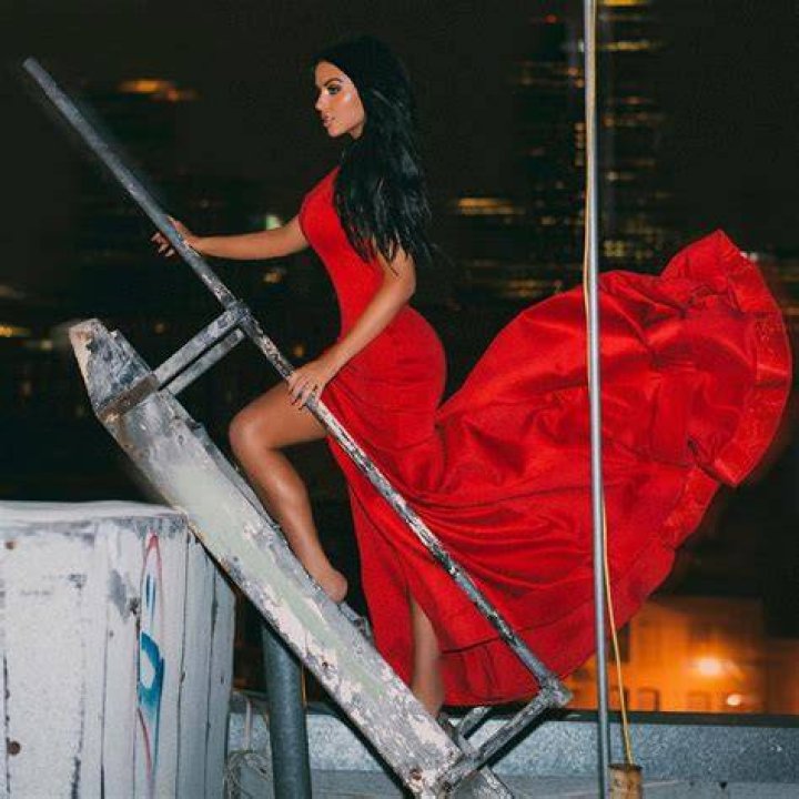Abigail Ratchford, the queen of Instagram, poses without underwear and