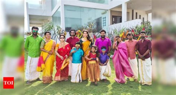 Abiyum Naanum completes 100 episodes; Rajkamal, Vidya Vinu Mohan and