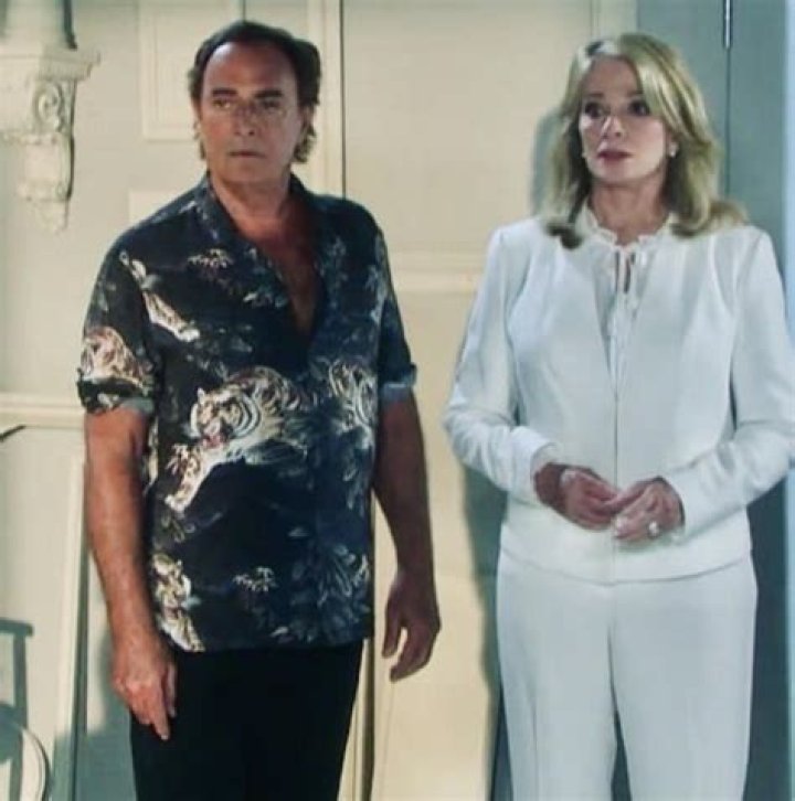 Actors Thaao Penghlis (L) and Leann Hunley arrive to The 35th Annual