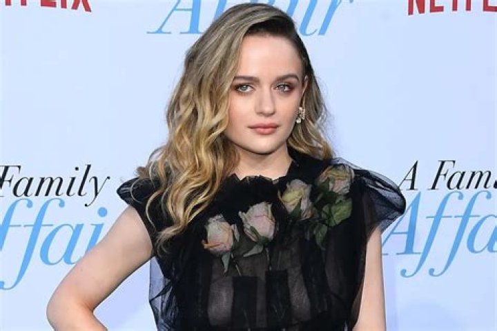 Actress Joey King called out rude plane passenger who didnt want to
