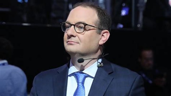 Adrian Wojnarowski brags about online stats with potential sources
