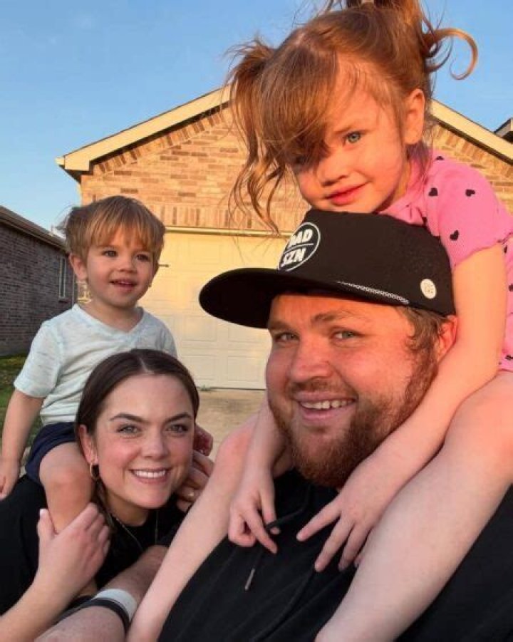 Age, Net Worth, Sister, Wife, Son, Children