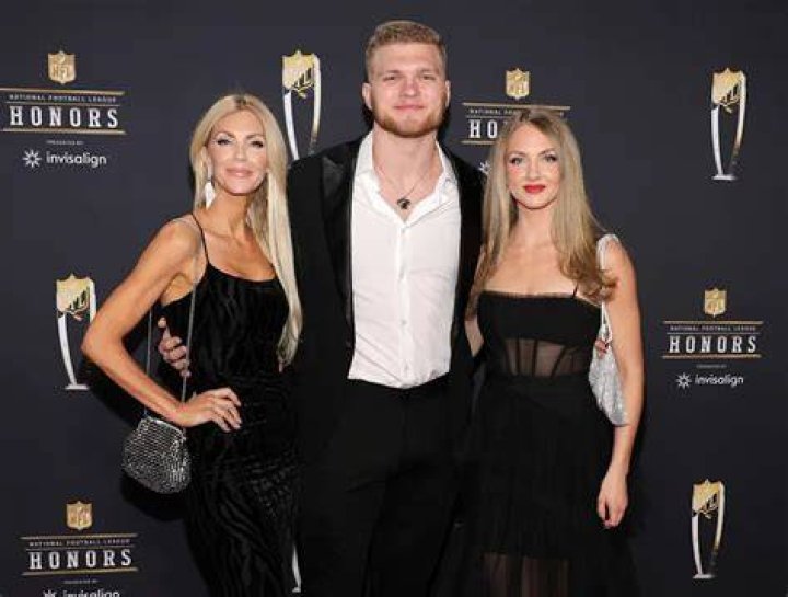 Aidan Hutchinson&rsquo;s Mom Melissa Sinkevics Dons PVC Heels at NFL Honors