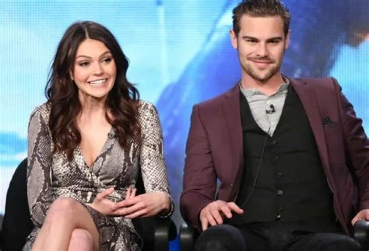 Aimee Teegarden Husband Is She Married To Boyfriend Chris Skinner?
