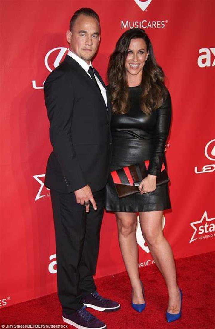 Alanis Morissette announces she is expecting 2nd child with husband