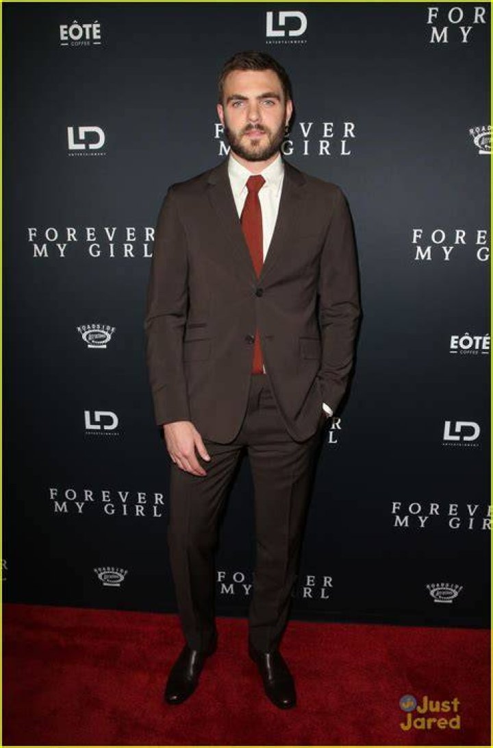 Alex Roe Suits Up For 'Forever My Girl' Premiere in LA Photo 1133264