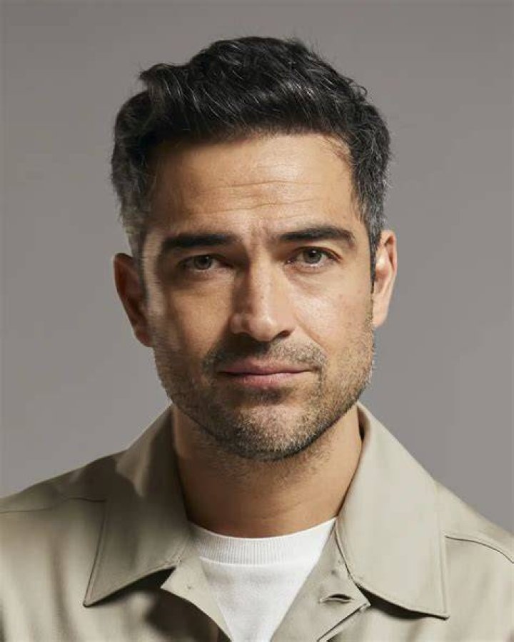 Alfonso Herrera Net Worth Bologny