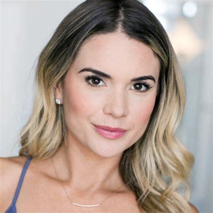 All about celebrity Kelle Cantwell! Birthday 4 March 1988, San Diego
