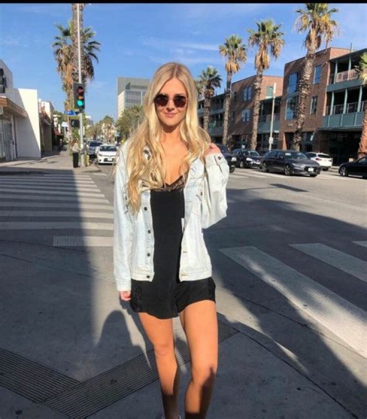 Allie Dunn Model Biography, Age, Wiki, Height, Bio, Info, Birthday