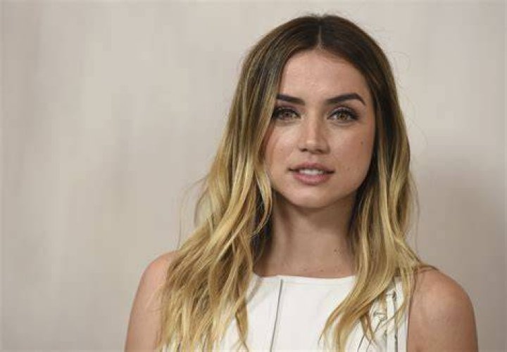 Ana de Armas 's body measurements, height, weight, age.