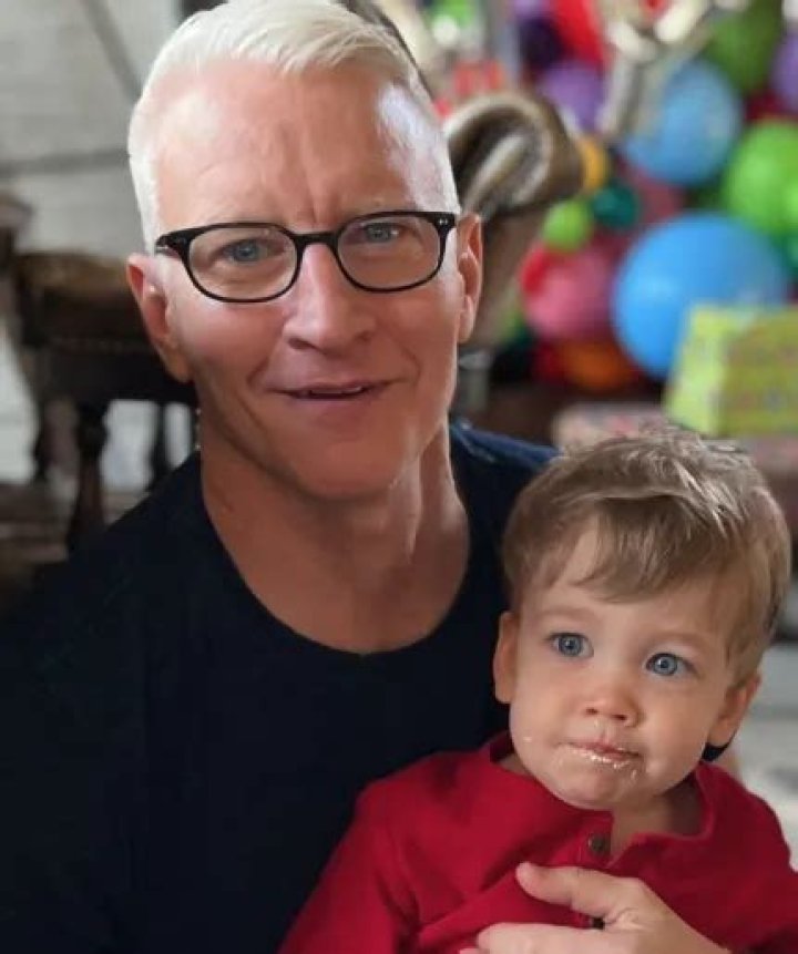 Anderson Cooper Biography, Age, Family, Height, Marriage, Salary, Net