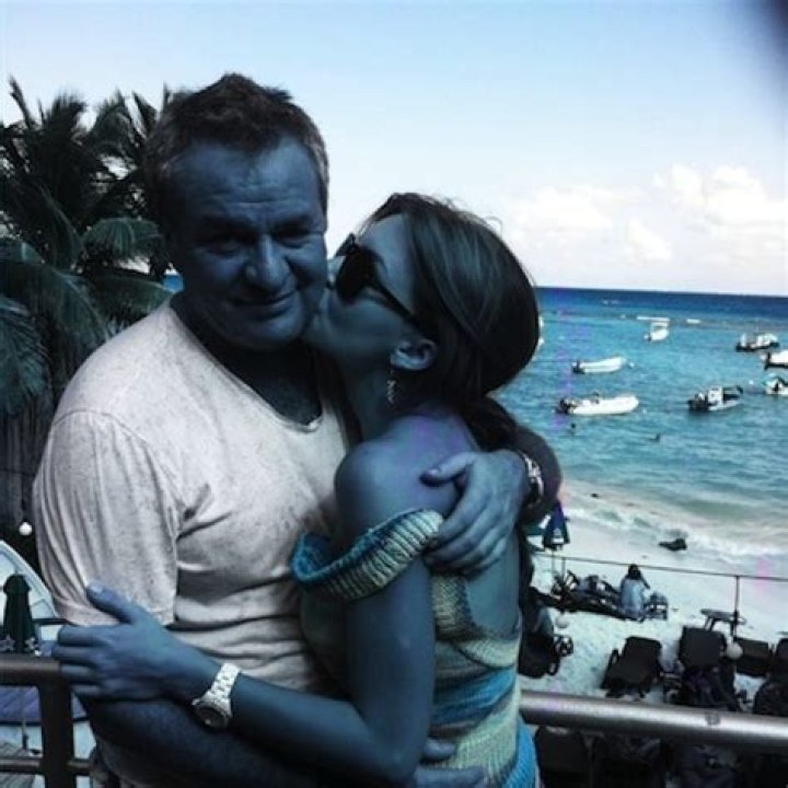 Angelique Boyer y el "G&uuml;ero" Castro oficializan su noviazgo posando por