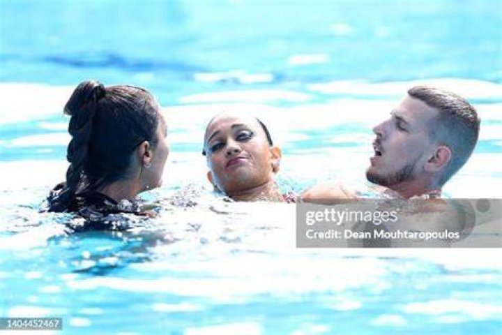 Anita Alvarez Coach Andrea Fuentes dives into pool to save American