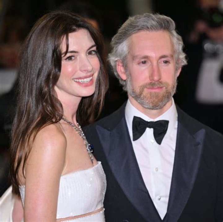 Anne Hathaway Bio, Wife, Net Worth, Brother, Married, Kids, Wedding
