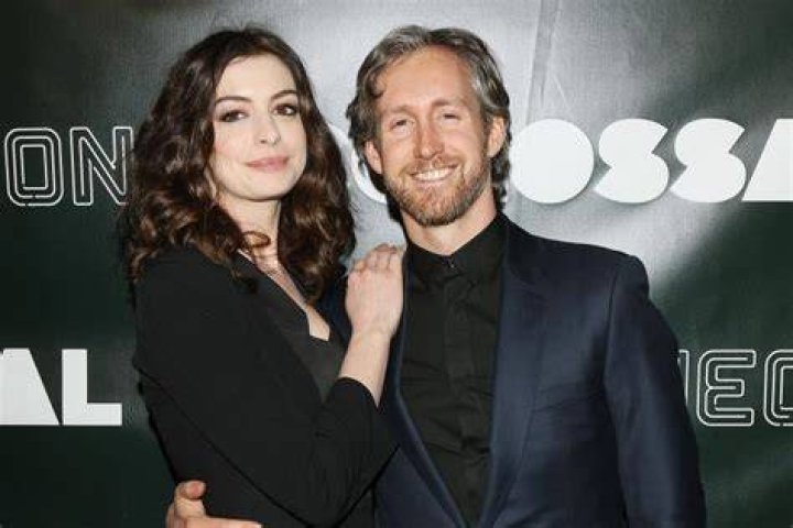 Anne Hathaway gets cozy with husband Adam Shulman in Miami