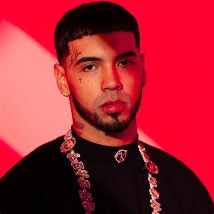 Anuel AA rejects a fan's kiss and laughs at her sharing the video on