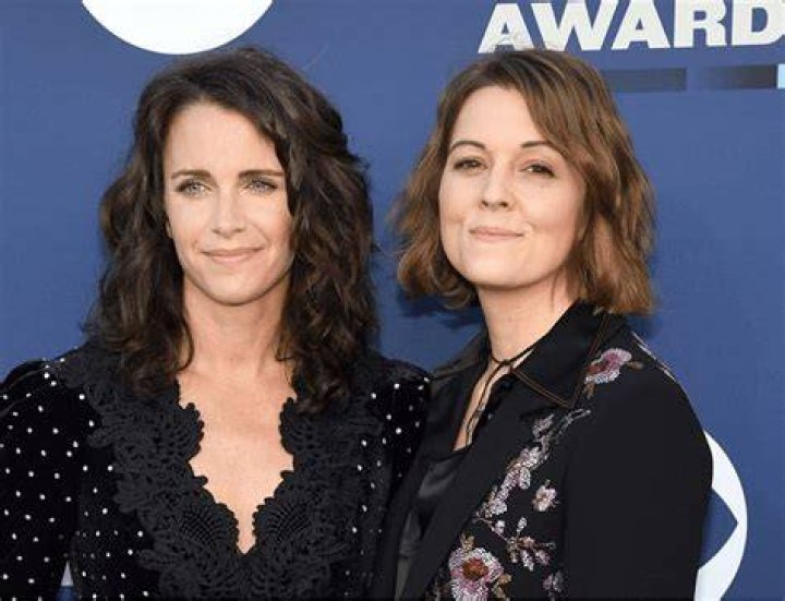 Are Brandi and Belinda Carlisle sisters?