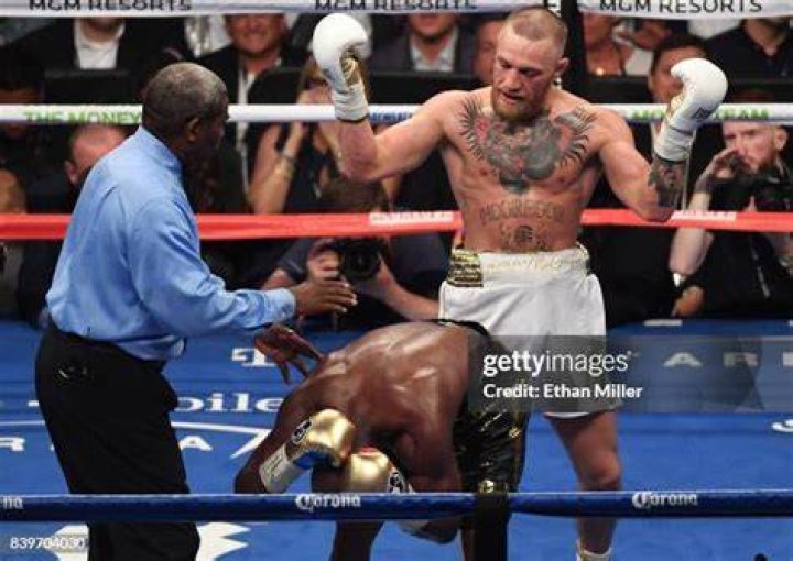 As Floyd Mayweather Jr. Steps Into Ring, He Turns It Into a Catwalk