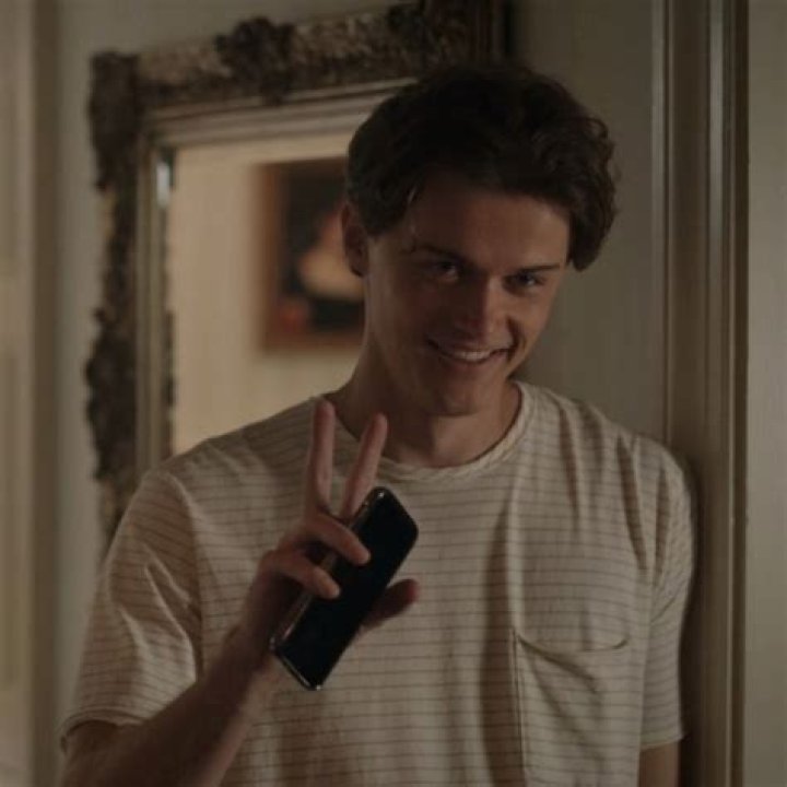 ash SAW LOUIS on Twitter "me rn watching YOU season 4 trying to figure