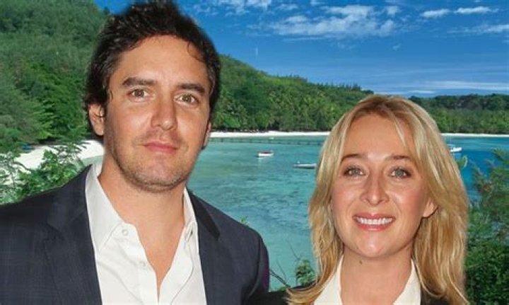 Asher Keddie confirms she married artist boyfriend in Fiji Asher