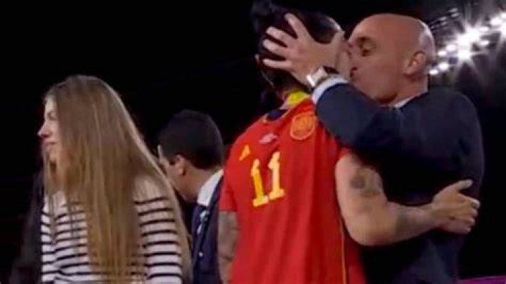 As&iacute; fue el beso de Santa Fe Klan con Karely Ruiz durante un concierto