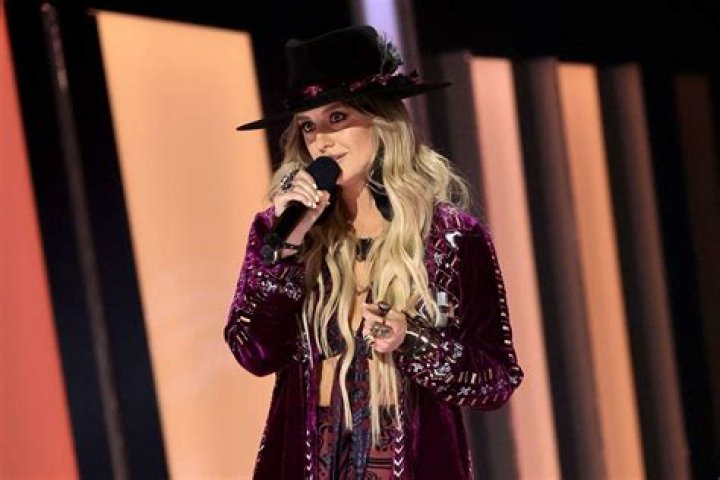 At CMAs 2022 Lainey Wilson Celebrates Her Biggest Win Her Dad's Presence