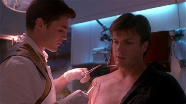 ausCAPS Nathan Fillion shirtless in Castle 501 "After The Storm"