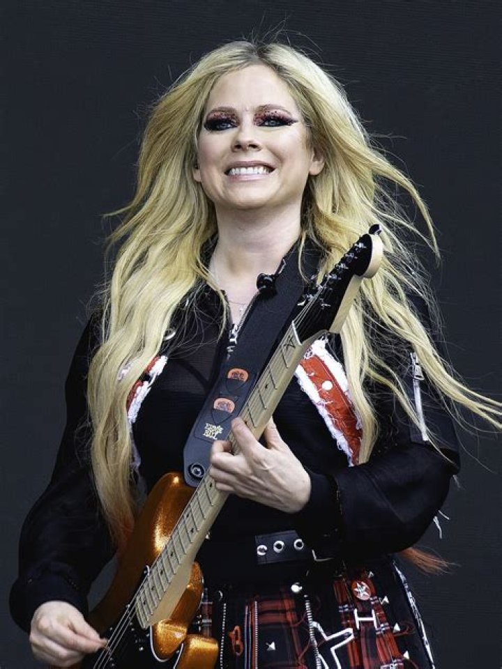 Avril Lavigne's Height, Weight, Age, Bio, Measurements & More