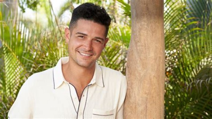 Bachelor In Paradise Wells Adams Marries Sarah Hyland