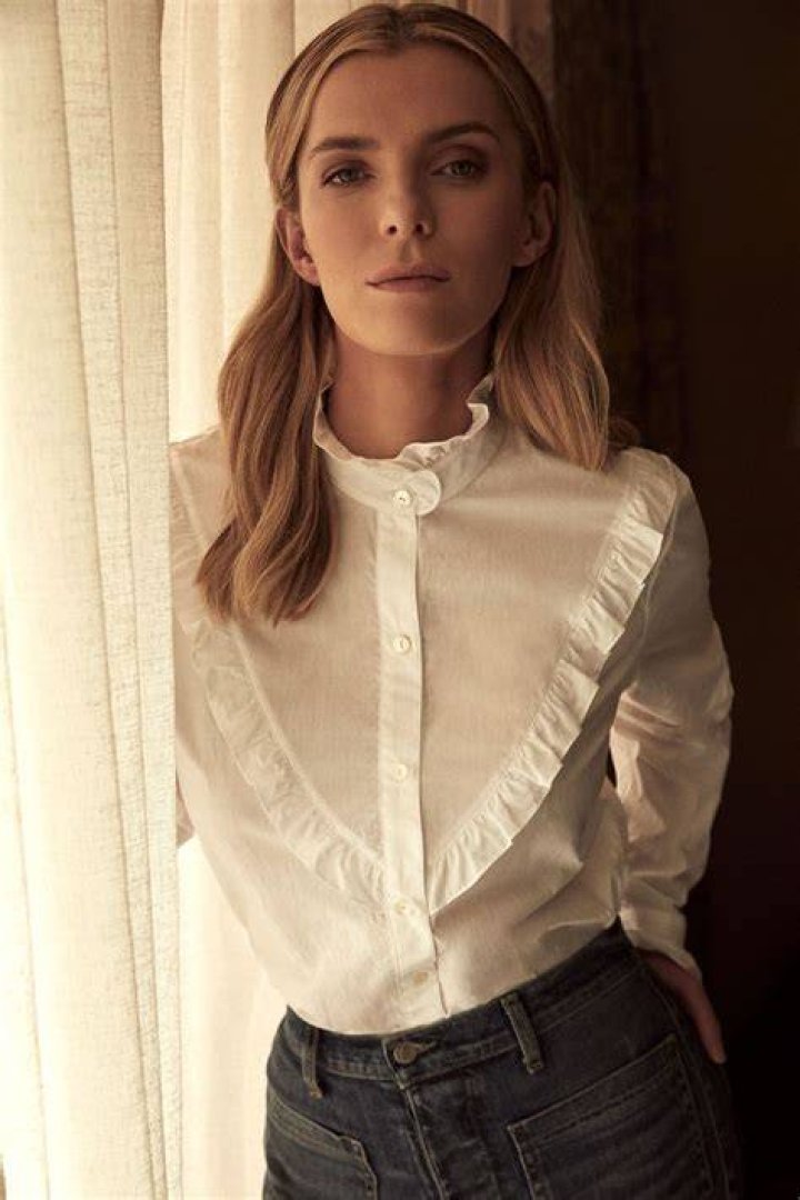 betty gilpin Google Search Women, Betty gilpin, Womens white crop top
