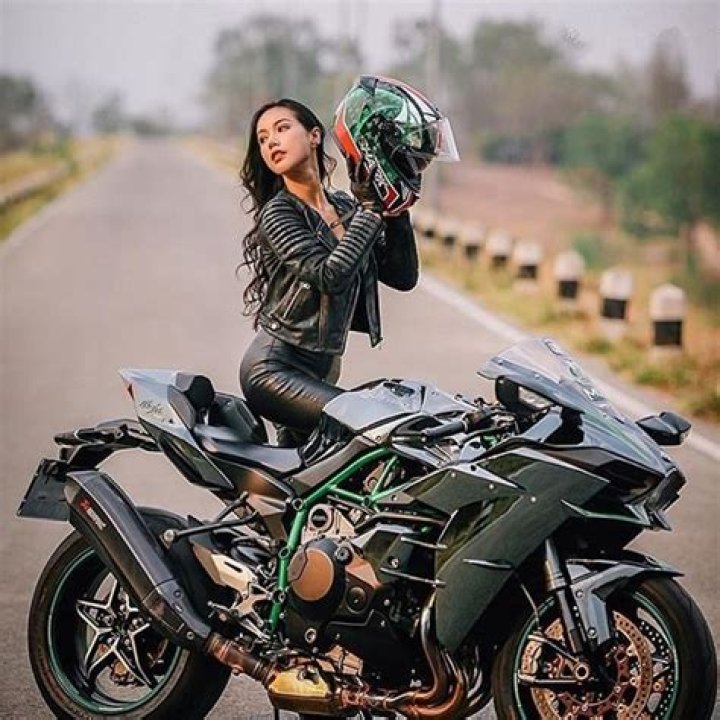 Biker Girl on Kawasaki Ninja Female Biker, Lady Biker, Moto Ninja