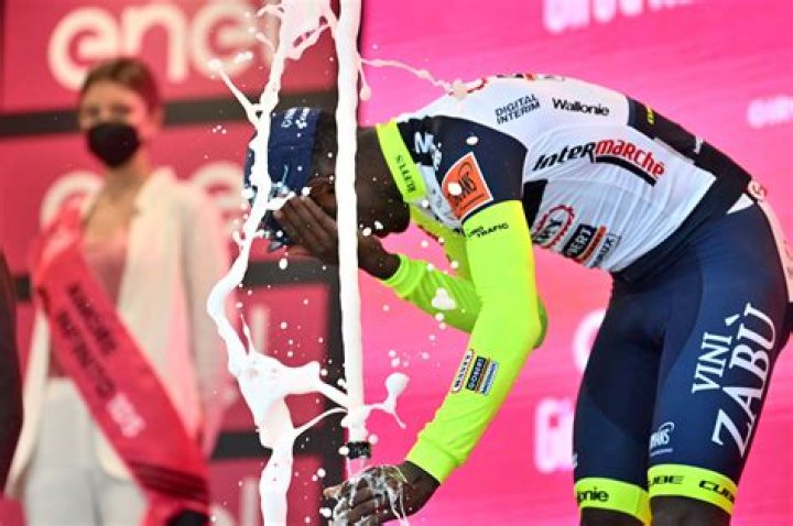 Biniam Girmay si ritira dal Giro d'Italia il ciclista eritreo colpito