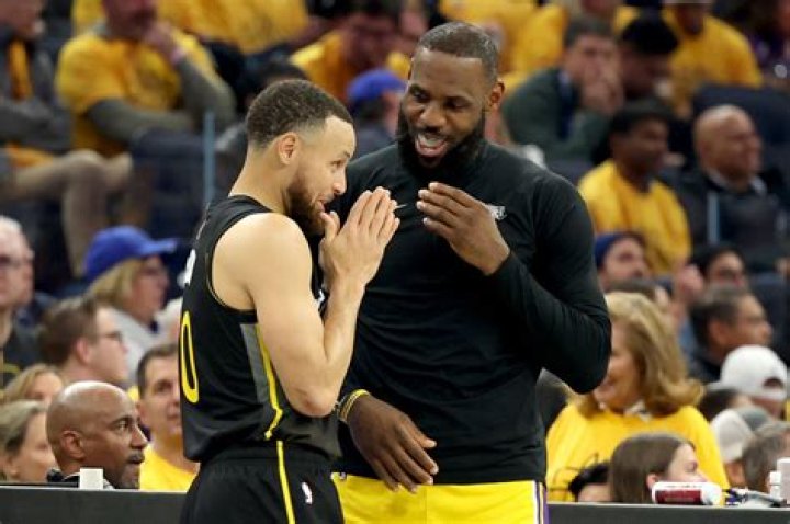 Bizarre photo of Steph Curry and LeBron James kissing confuses fans