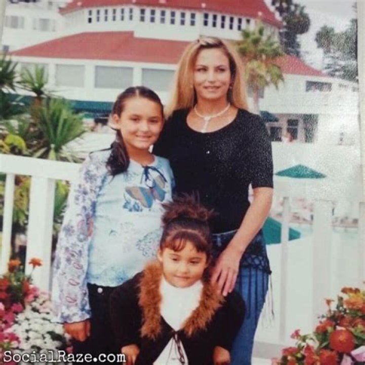 BlogPaper | Bella Ramos - Age, Family, Bio
