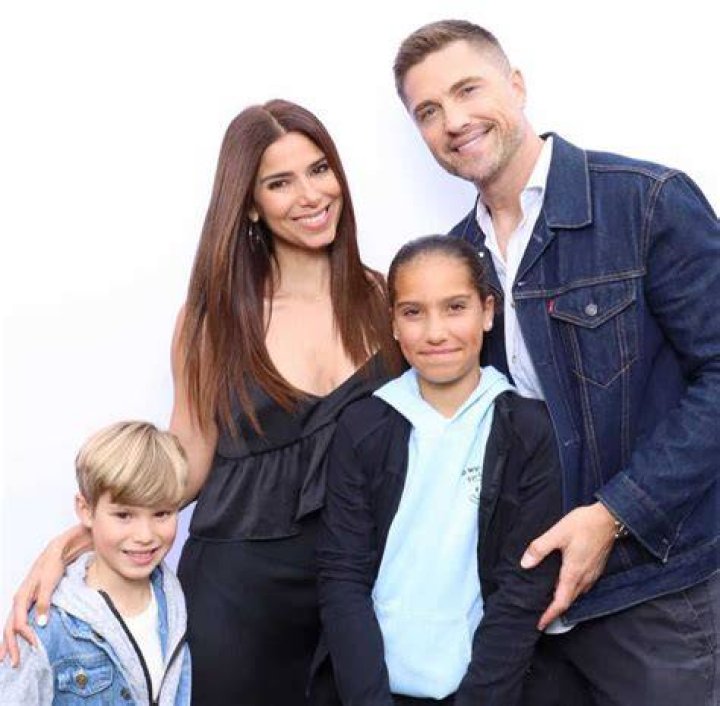 BlogPaper | Eric Winter - Age, Family, Bio