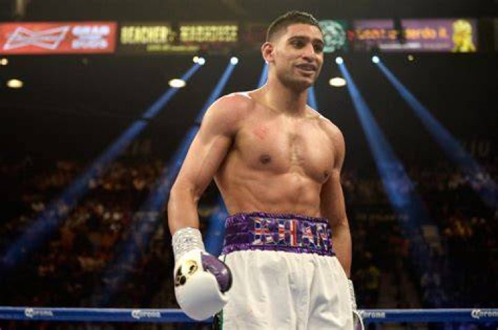 Boxer Amir Khan wins first fight in 2 years in 40 seconds Video