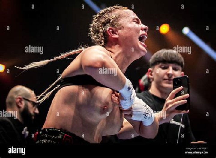 Boxer Daniella Hemsley Flashes After Defeating Aleksandra Danielka