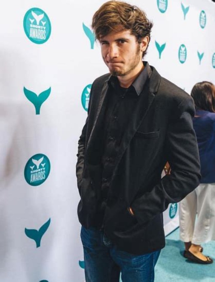 Brandon Calvillo Height, Weight, Age, Body Statistics Healthy Celeb