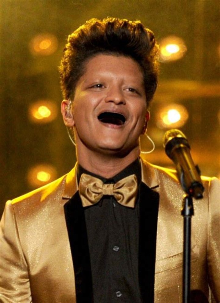 Bruno Mars with out teeth and eyebrows 👎 Bruno mars, Bruno, Singer